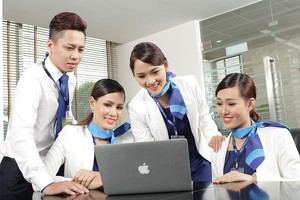 Thành công của ACB gắn liền với yếu tố con người, 
hệ thống quản trị, sự gắn kết với khách hàng, cộng đồng