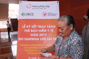 Nhiều doanh nghiệp bảo hiểm nhân thọ đã tặng thêm thẻ bảo hiểm y tế để khách hàng được hưởng cả hai loại bảo hiểm. Ảnh: Lê Toàn
