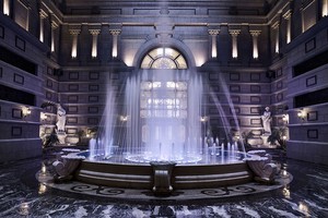 Giếng trời khổng lồ rộng 400 m2 xuyên suốt tòa nhà với đài nhạc nước luôn cất những bản nhạc du dương chào đón chủ nhân D’. Palais Louis