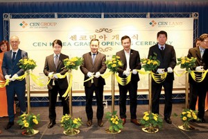 Các quan khách cùng ban lãnh đạo CENLAND thực hiện nghi thức khai trương văn phòng đại diện CEN KOREA