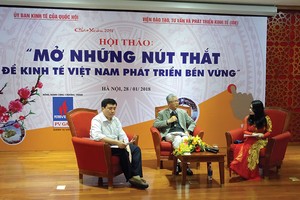 Ông Nguyễn Đức Kiên - Phó chủ nhiệm Ủy ban Kinh tế của Quốc hội và ông Nguyễn Sinh Nhật Tân - Cục trưởng Cục Cạnh tranh và Bảo vệ người tiêu dùng, Bộ Công thương trả lời những vướng mắc của doanh nghiệp