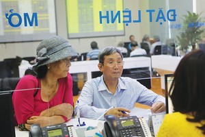 Một số kênh đầu tư như chứng khoán, địa ốc đang cạnh tranh hút dòng tiền tiết kiệm 