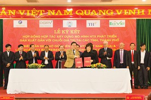 Bà Thái Hương - Phó chủ tịch HĐQT - Tổng giám đốc BAC A BANK ký kết với Liên minh Hợp tác xã Việt Nam để tư vấn cho các hợp tác xã nông nghiệp công nghệ cao
