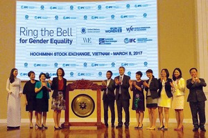 Rung chuông vì bình đẳng giới là một sự kiện thường niên do IFC phối hợp với các sở giao dịch chứng khoán trên khắp thế giới tổ chức nhằm thúc đẩy sự đa dạng trong HĐQT. Năm 2017, sự kiện này được tổ chức tại Sở Giao dịch chứng khoán TP. HCM.