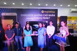 Những khách hàng đầu tiên nhận Galaxy Note 7 tại Hà Nội
