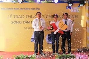 PVcomBank trao giải cho khách hàng trúng xe máy Vespa