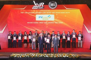 Đại diện PVcomBank, ông Phạm Huy Tuyên – Phó Tổng Giám đốc nhận giải thưởng từ Ban tổ chức