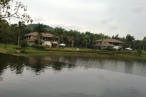 Biệt thự triệu đô vẫn đắt hàng