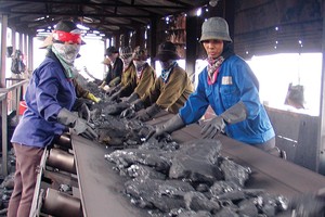 Kinh doanh khó khăn, Vinacomin vẫn quyết định tăng lương