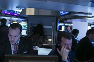 Giới đầu tư Phố Wall buồn vui lẫn lộn - Ảnh: Reuters