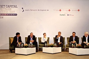 Các diễn giả đang thảo luận về triển vọng của lĩnh vực hàng tiêu dùng