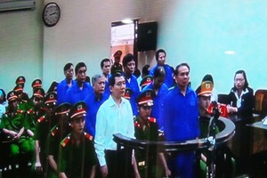 Các bị cáo nghe HĐXX luận tội - Ảnh: Dân trí