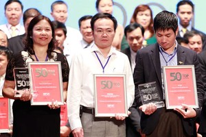 Ông Phạm Việt Khoa, Chủ tịch HĐQT kiêm Tổng giám đốc FECON (đứng giữa) tại lễ công bố 50 công ty niêm yết kinh doanh hiệu quả nhất Việt Nam năm 2014