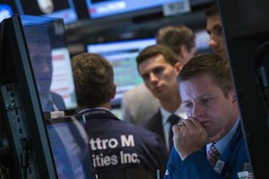 Phố Wall đi ngang do chịu tác động của các thông tin trái chiều - Ảnh: Reuters