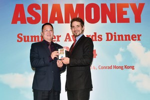 Ông Lê Hải, Phó tổng giám đốc MB (trái) nhận chứng nhận đoạt giải từ ông Richard Morrow, Tổng Biên tập Tạp chí Asia Money