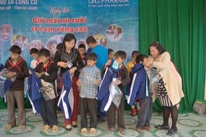 Những tấm áo do DHG tặng sẽ giúp các em học sinh Lũng Cú có thêm sức khoẻ để học tập trong mùa Đông này