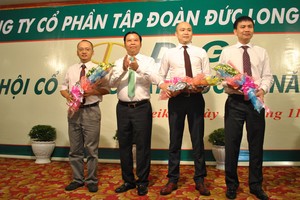 Ông Bùi Pháp, Chủ tịch HĐQT DLG tặng hoa cho 3 thành viên HĐQT mới 