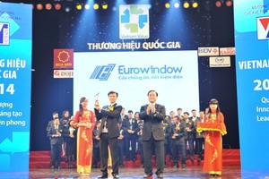 Ông Vũ Trọng Trung, Phó tổng giám đốc Eurowindow nhận biểu trưng Thương hiệu quốc gia 2014