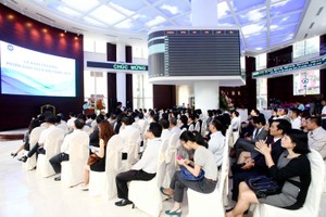 Những hình ảnh ấn tượng trong ngày giao dịch đầu năm 2015 trên HOSE