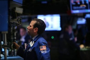 Phố Wall giảm mạnh sau dữ liệu kinh tế kém khả quan - Ảnh: Reuters