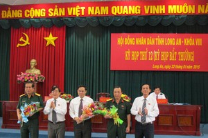 Ông Hoàng Văn Liên (áo trắng giữa) được HĐND tỉnh Long An bầu giữ chức danh Phó chủ tịch UBND tỉnh trong cuộc họp ngày 22/1/2015