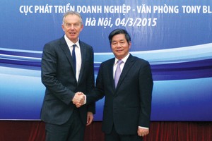 Bộ trưởng Bùi Quang Vinh và cựu Thủ tướng Anh Tonny Blair tại cuộc hội thảo