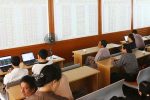 Mừng giao dịch ngoại, lo thanh khoản nội