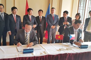 Chủ tịch nước Trương Tấn Sang, Tổng thống  Séc, Milos Zeman và lãnh đạo 2 nước chứng kiến lễ ký kết thỏa thuận hợp tác giữa FECON và SKD