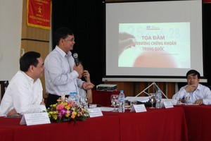 Dòng tiền rút ra từ TTCK Trung Quốc khó chảy vào TTCK Việt Nam