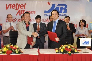 Vietjet ký kết hợp tác với Ngân hàng TMCP Quân đội (MB)