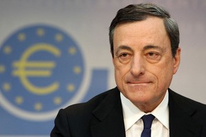 Sau phát biểu của ông Mario Draghi tại buổi họp báo, giới đầu tư chứng khoán đã ồ ạt bán ra  (Ảnh: AFP)