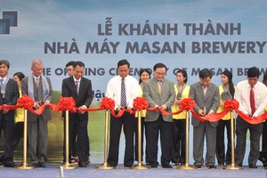 Phó Thủ tướng Chính phủ Hoàng Trung Hải và lãnh đạo ban, ngành, địa phương cắt băng khánh thành Nhà máy Bia (asan Brewery Hậu Giang