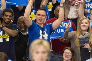 Những người ủng hộ bà Hillary Clinton trong cuộc bầu cử sơ bộ chọn ứng viên của đảng Dân chủ ra tranh cử Tổng thống Mỹ mừng chiến thắng