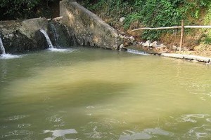 Suối nước khoáng Bang Quảng Bình ngày càng bị ô nhiễm.