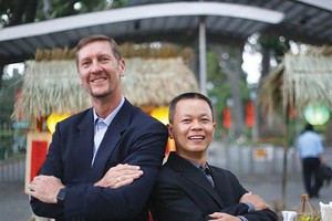 CEO Stephen Kerslake (trái) và CEO Trần Đăng Đàn của Công ty The Caterers