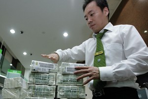 Chưa thể chấm dứt tín dụng ngoại tệ