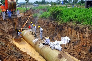 Đường dẫn nước sông Đà trong một lần bị vỡ