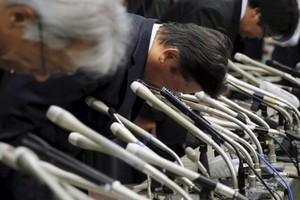 Các lãnh đạo Mitsubishi xin lỗi trong buổi họp báo. Ảnh: Reuters