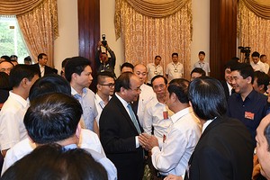 Thủ tướng Chính phủ Nguyễn Xuân Phúc tiếp xúc, trò chuyện với các đại biểu trước giờ khai mạc Hội nghị - Ảnh: VGP/Quang Hiếu