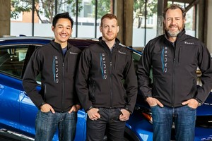 Dan Kan (trái)cùng những người bạn đồng hành của mình