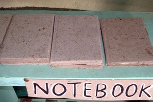 Sản phẩm giấy từ phân voi của Nampath Paper. Ảnh: BBC