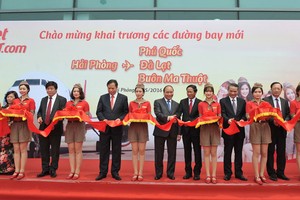 Thủ tướng Chính phủ Nguyễn Xuân Phúc và lãnh đạo các ban, ngành cắt băng khai trương 3 đường bay mới của Vietjet