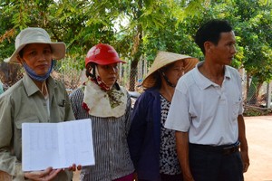 Người dân tụ tập trước nhà bà Niềm đòi nợ