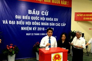 Ông Nguyễn Đức Chung  - Chủ tịch UBND TP Hà Nội bỏ phiếu bầu cử (Ảnh: internet)