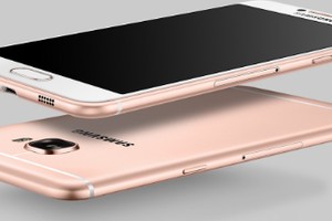  Sau những hình ảnh bị lộ, Samsung Galaxy C5 đã được công bố với 4 màu xám, bạc, vàng và hồng.
