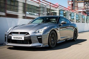 Nissan GT-R 2017 giá từ 117.000 USD