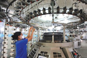 Hàng loạt khoản thuế, phí đang đè nặng lên doanh nghiệp Việt Nam. Ảnh: Đức Thanh