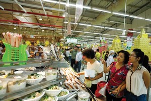 Doanh nghiệp có vốn đầu tư nước ngoài đang lo ngại về thời hạn kinh doanh theo dự thảo Nghị định quy định chi tiết Luật Thương mại về hoạt động mua bán hàng hóa. Ảnh: Đức Thanh