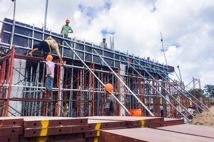 Công nhân thi công lắp dựng coffa chuẩn bị đổ sàn tầng 1 của biệt thự