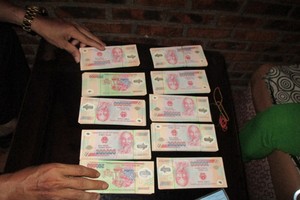 200 triệu tiền giả bị phát hiện trên người Oanh. Ảnh: C.A